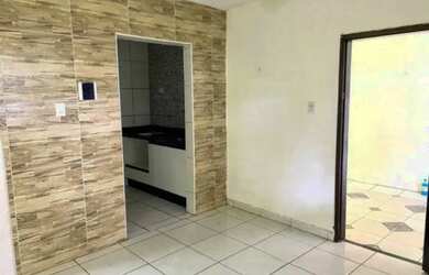 Imagem: A casa possui 1 Dormitório, 1 Banheiro, 1 Vaga na garagem