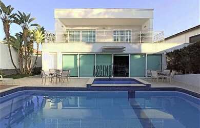 Imagem: A casa em condomínio para alugar possui 5 Dormitórios, 5 Banheiros