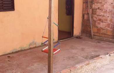 Imagem: A casa possui 3 Dormitórios, 1 Banheiro e está localizado