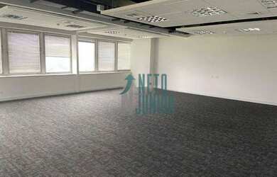 Imagem: O depósito possui 5 Vagas na garagem, 140m² de Área e está