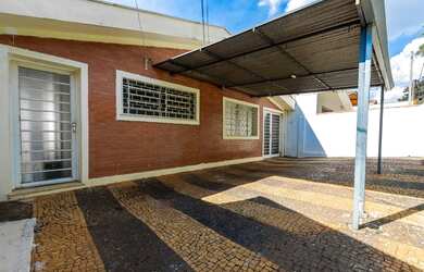 Imagem: A casa possui 5 Dormitórios, 2 Banheiros, 2 Vagas na garagem