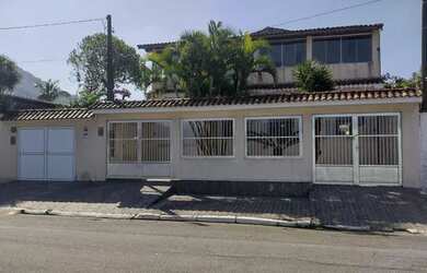 Imagem: A casa possui 5 Dormitórios, 5 Banheiros, 5 Vagas na garagem