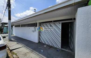 Imagem: A casa possui 3 Dormitórios, 2 Banheiros, 1 Vaga na garagem