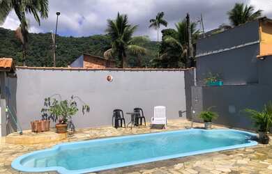 Imagem: A casa possui 2 Dormitórios e 4 Vagas na garagem e está localizado