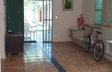 Imagem: A casa possui 3 Dormitórios, 4 Banheiros, 5 Vagas na garagem