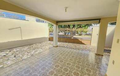 Imagem: A casa possui 3 Dormitórios, 1 Banheiro, 2 Vagas na garagem