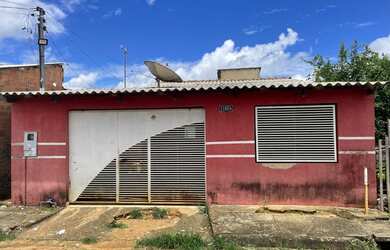 Imagem: A casa possui 2 Dormitórios, 1 Banheiro, 2 Vagas na garagem