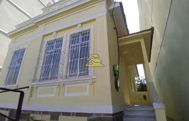 Imagem: A casa possui 4 Dormitórios, 2 Banheiros, 1 Vaga na garagem