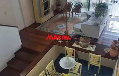 Imagem: A casa possui 4 Dormitórios, 4 Banheiros, 4 Vagas na garagem