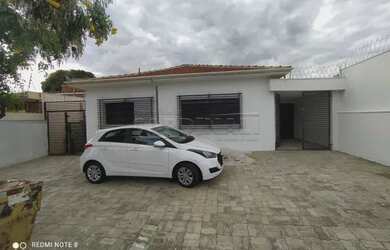 Imagem: A casa possui 3 Dormitórios, 1 Banheiro, 4 Vagas na garagem