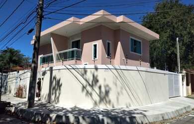 Imagem: A casa possui 3 Dormitórios, 1 Banheiro, 1 Vaga na garagem