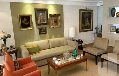 Imagem: O apartamento possui 3 Dormitórios, 1 Banheiro, 3 Vagas na