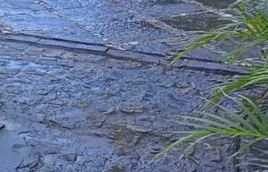 Imagem: A casa possui 5 Dormitórios, Acomodam 12 pessoas, 5 Vagas na