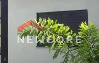 Imagem: A casa possui 3 Dormitórios, 2 Banheiros, 2 Vagas na garagem