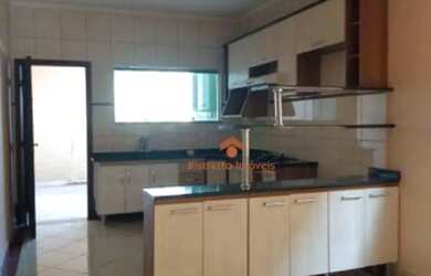 Imagem: A casa possui 4 Dormitórios, 5 Banheiros, 5 Vagas na garagem