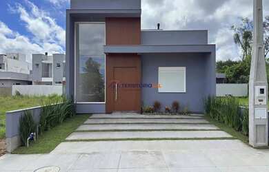 Imagem: A casa possui 3 Dormitórios, 2 Banheiros, 2 Vagas na garagem