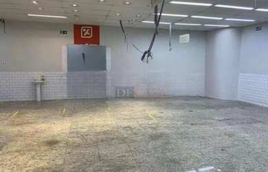 Imagem: O depósito possui 2 Vagas na garagem, 400m² de Área e está