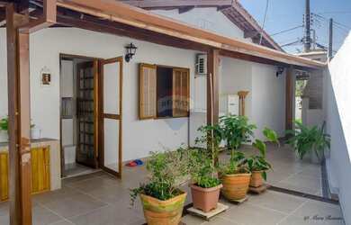 Imagem: A casa possui 4 Dormitórios, 2 Banheiros, 3 Vagas na garagem