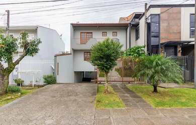 Imagem: A casa possui 3 Dormitórios, 3 Banheiros, 4 Vagas na garagem