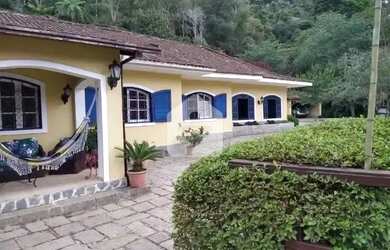 Imagem: A casa possui 5 Dormitórios, 1 Banheiro, 2 Vagas na garagem