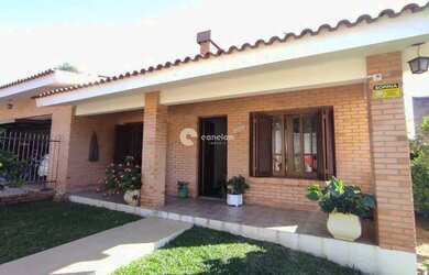 Imagem: A casa possui 3 Dormitórios, 2 Banheiros, 2 Vagas na garagem