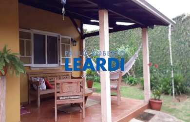 Imagem: A casa possui 3 Dormitórios, 3 Banheiros, 2 Vagas na garagem