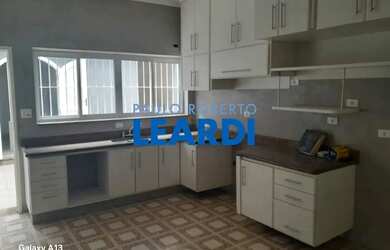 Imagem: A casa possui 3 Dormitórios, 3 Banheiros, 2 Vagas na garagem