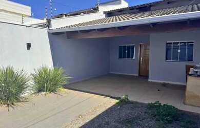 Imagem: A casa possui 2 Dormitórios, 1 Banheiro, 2 Vagas na garagem