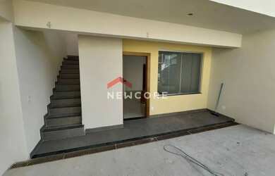 Imagem: A casa possui 3 Dormitórios, 2 Banheiros, 2 Vagas na garagem