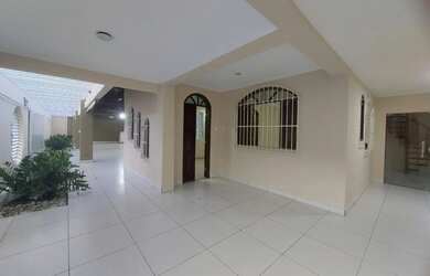 Imagem: A casa possui 3 Dormitórios, 4 Banheiros, 5 Vagas na garagem