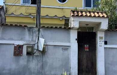 Imagem: A casa em condomínio possui 3 Dormitórios, 1 Banheiro, 2 Vagas