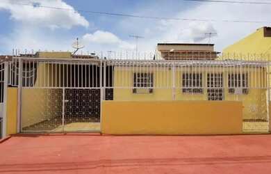 Imagem: A casa possui 4 Dormitórios, 2 Banheiros, 3 Vagas na garagem