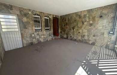 Imagem: A casa possui 2 Dormitórios, 3 Banheiros, 2 Vagas na garagem