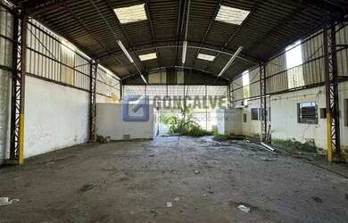 Imagem: O depósito possui 5 Vagas na garagem, 700m² de Área e está