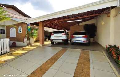 Imagem: A casa possui 4 Dormitórios, 3 Banheiros, 5 Vagas na garagem