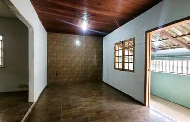 Imagem: A casa possui 3 Dormitórios, 1 Banheiro, 2 Vagas na garagem