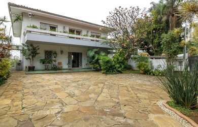 Imagem: A casa possui 5 Dormitórios, 5 Banheiros, 5 Vagas na garagem