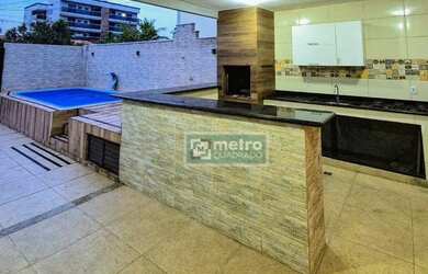 Imagem: A casa possui 3 Dormitórios, 3 Banheiros, 2 Vagas na garagem