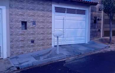 Imagem: A casa possui 2 Dormitórios, 1 Banheiro, 2 Vagas na garagem