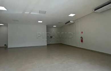 Imagem: O depósito possui 3 Vagas na garagem, 132m² de Área e está