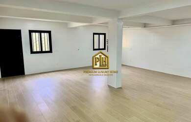 Imagem: O depósito possui 5 Vagas na garagem e 170m² de Área e está