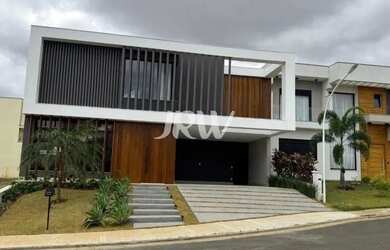 Imagem: A casa em condomínio possui 4 Dormitórios, 3 Banheiros, 4