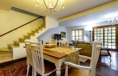 Imagem: A casa possui 4 Dormitórios, 5 Banheiros, 3 Vagas na garagem