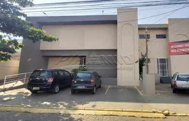 Imagem: O depósito possui 4 Vagas na garagem e 240m² de Área e está