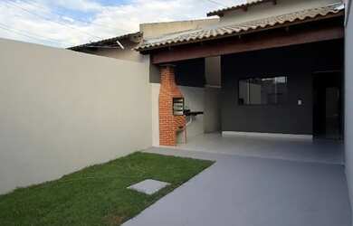 Imagem: A casa possui 2 Dormitórios, 2 Banheiros, 1 Vaga na garagem