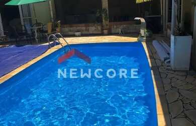 Imagem: A casa possui 5 Dormitórios, 5 Banheiros, 2 Vagas na garagem