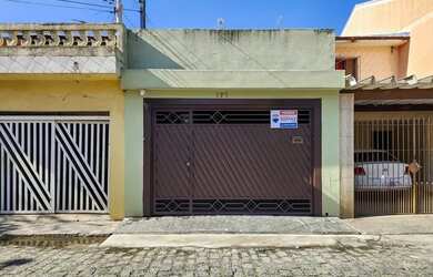 Imagem: A casa possui 3 Dormitórios, 3 Banheiros, 2 Vagas na garagem