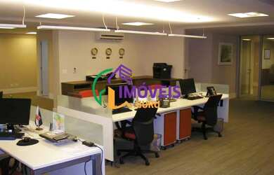 Imagem: O depósito possui 5 Vagas na garagem, 222m² de Área e está