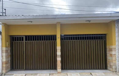 Imagem: A casa possui 2 Dormitórios, 2 Banheiros, 2 Vagas na garagem