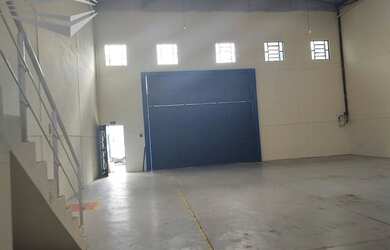 Imagem: O depósito possui 5 Vagas na garagem e 325m² de Área e está